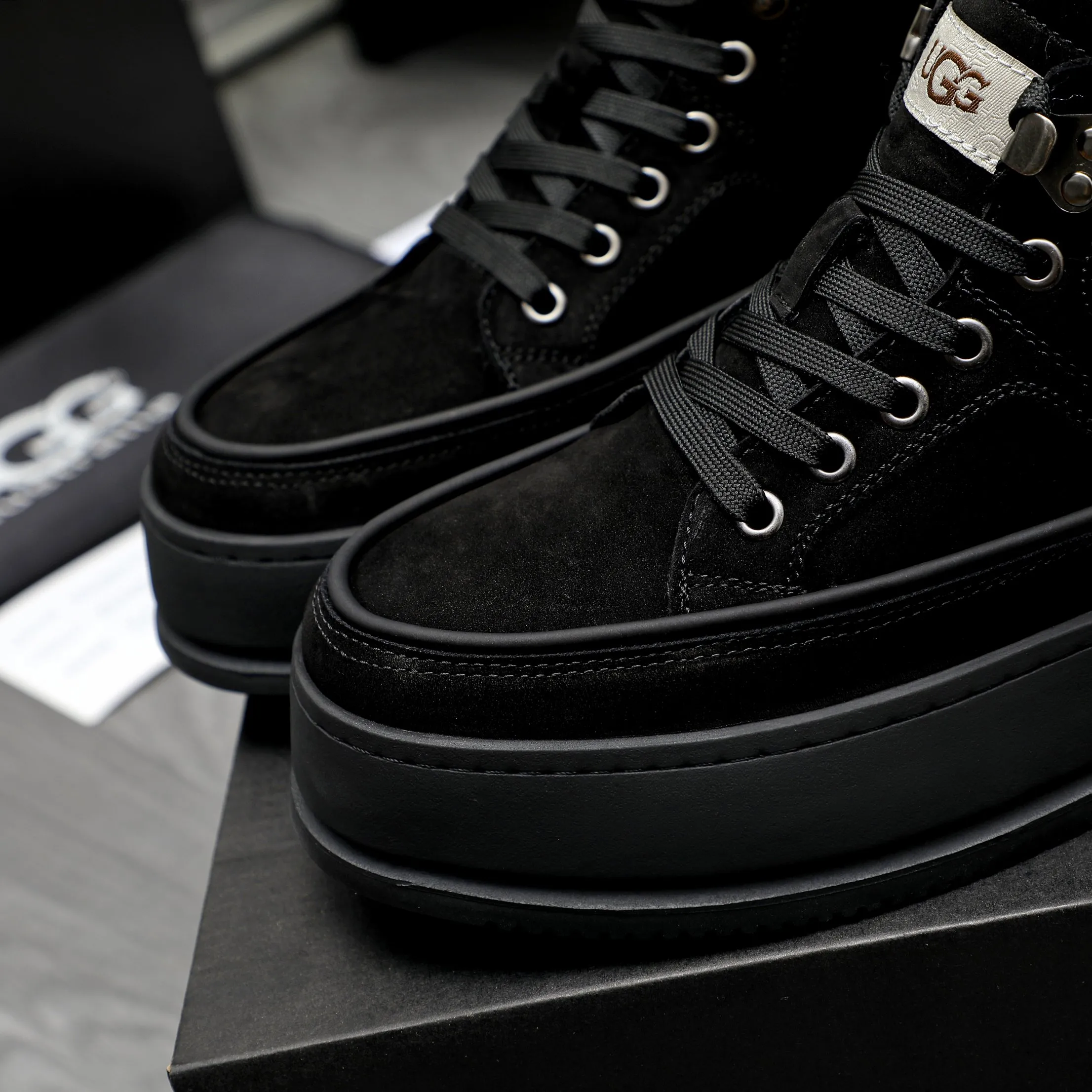 P620 Product trademark: "UGG" Gaobang men's shoes Regular size: 39-44 Product materials: Selected suede cowhide upper, wool lining, original outsole